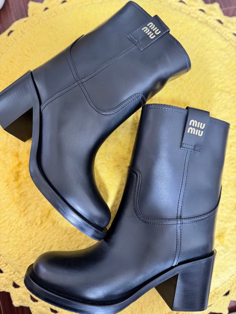 miu miu ブラックレザー ショートブーツ