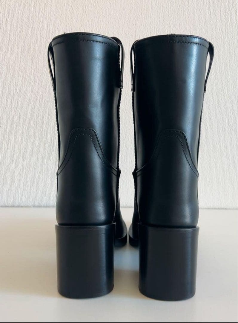 miu miu ブラックレザー ショートブーツ