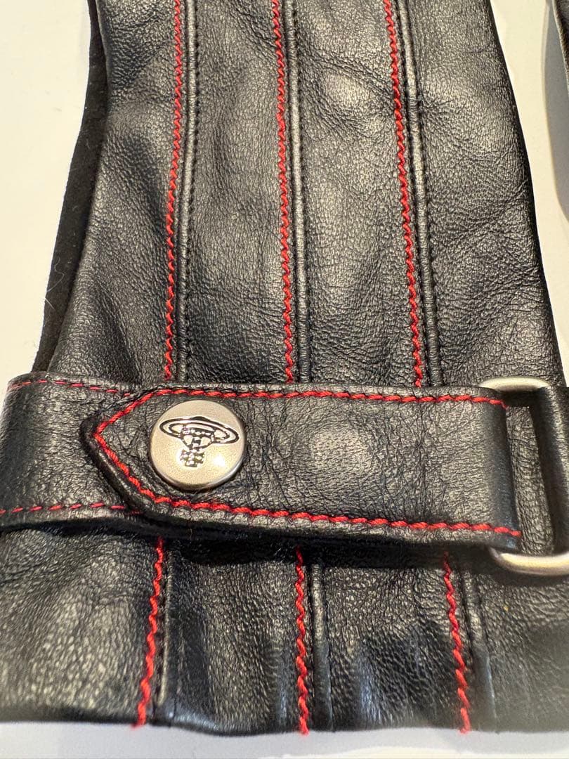 ⭐︎新品未使用⭐︎ヴィヴィアンウエストウッド黒レザー手袋赤いステッチ バックル付き