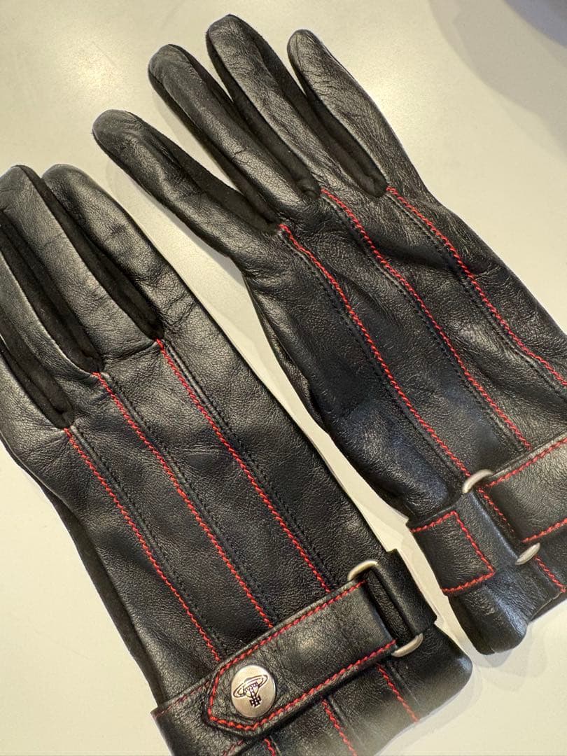 ⭐︎新品未使用⭐︎ヴィヴィアンウエストウッド黒レザー手袋赤いステッチ バックル付き