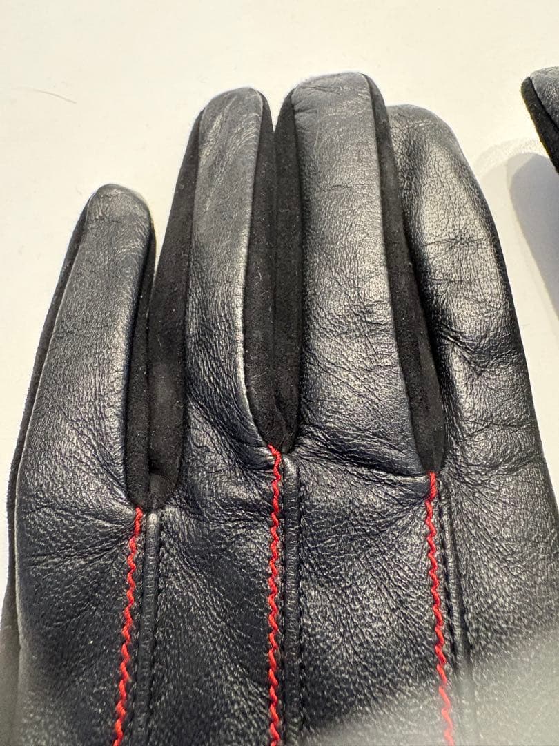 ⭐︎新品未使用⭐︎ヴィヴィアンウエストウッド黒レザー手袋赤いステッチ バックル付き