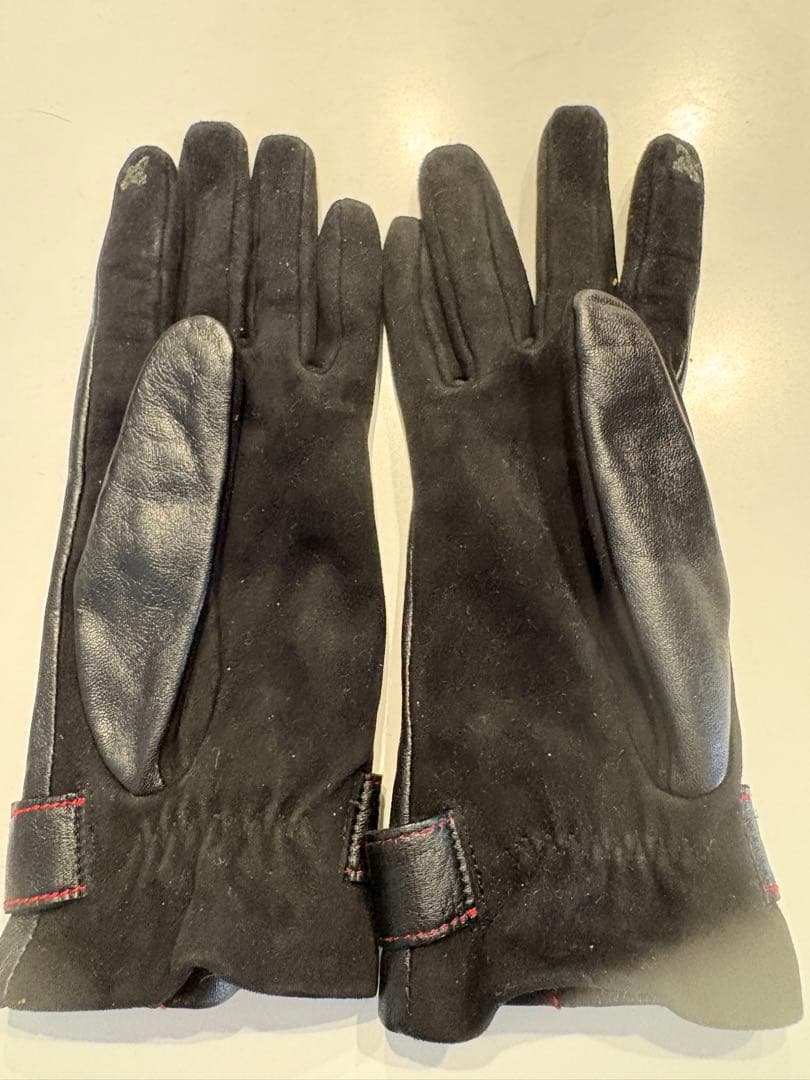 ⭐︎新品未使用⭐︎ヴィヴィアンウエストウッド黒レザー手袋赤いステッチ バックル付き