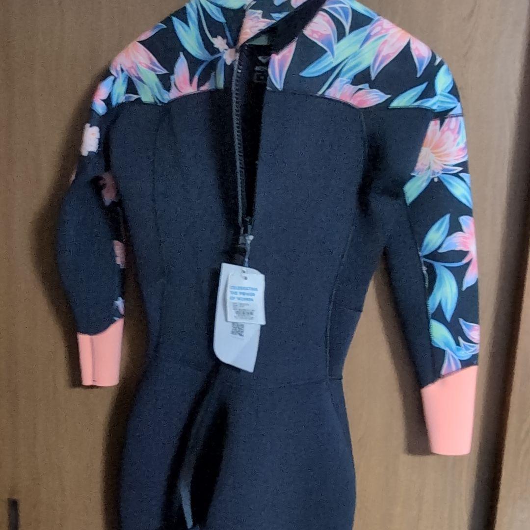 半額以下！新品未使用タグ付　ロキシー　フラワープリント フルスーツ Lサイズ