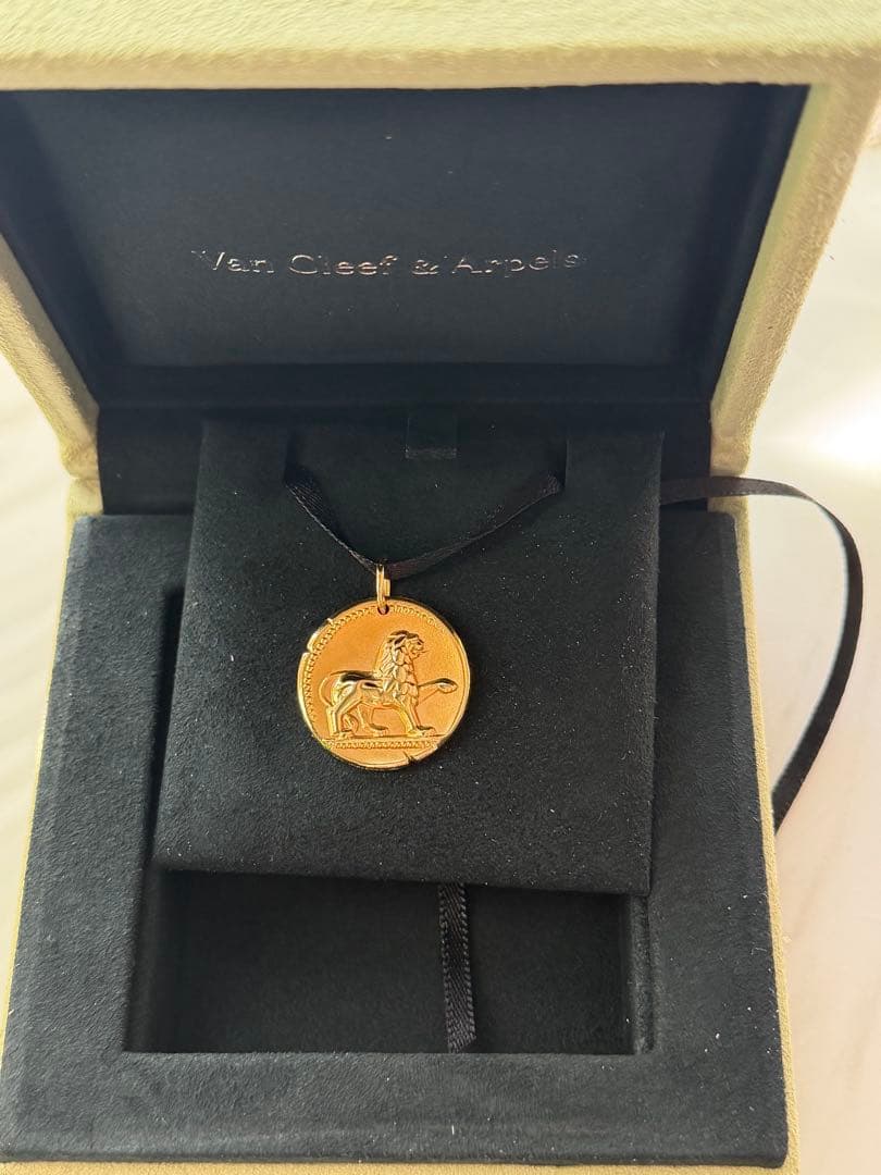28日までお値下げ❗️Van Cleef & Arpels メダル型ペンダント