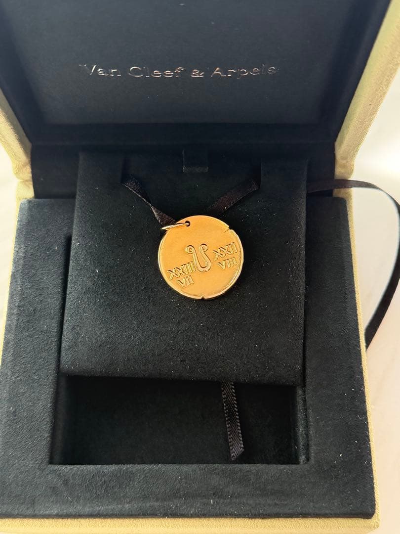 28日までお値下げ❗️Van Cleef & Arpels メダル型ペンダント