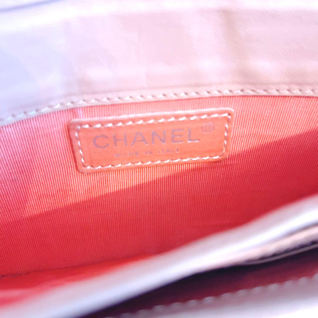 CHANEL ベージュ エナメル クラッチバッグ