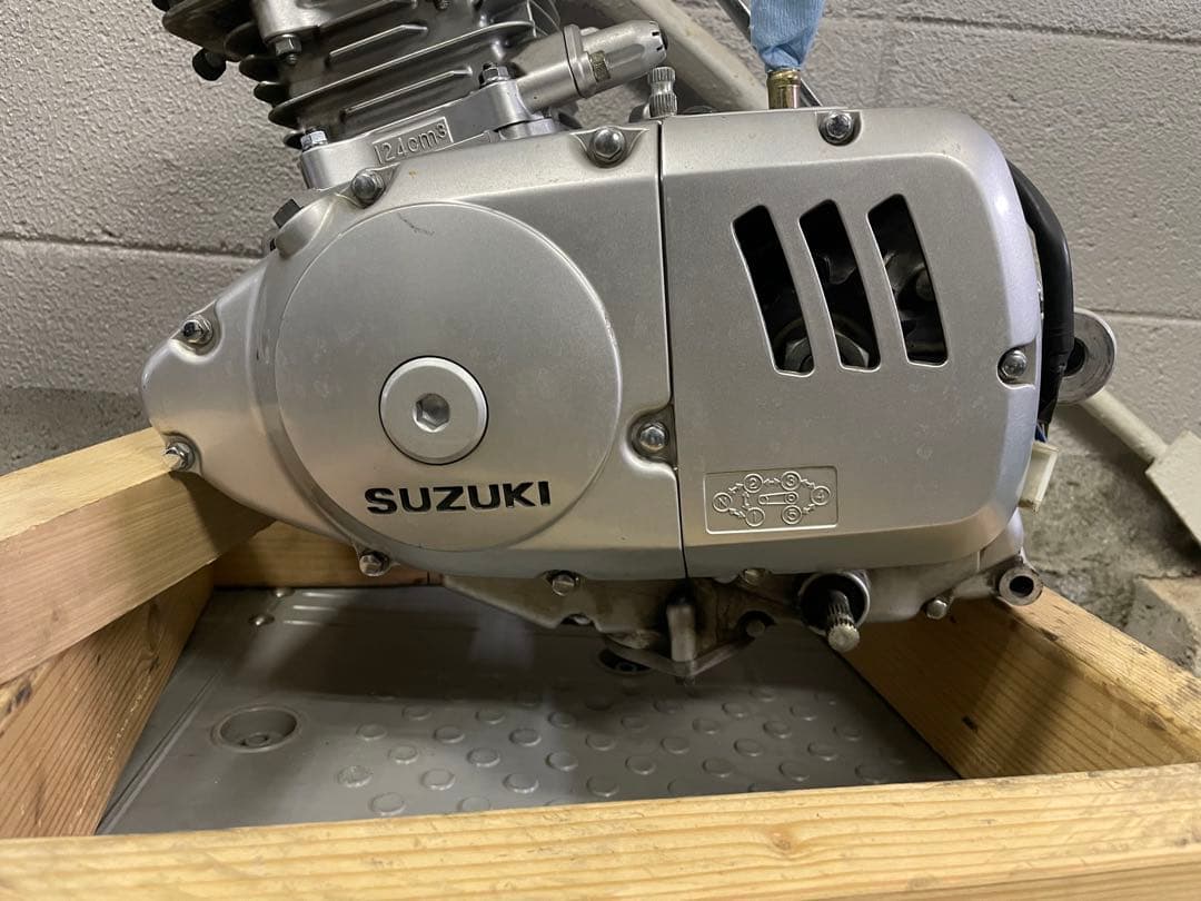 SUZUKI gn125 2F エンジン　純正