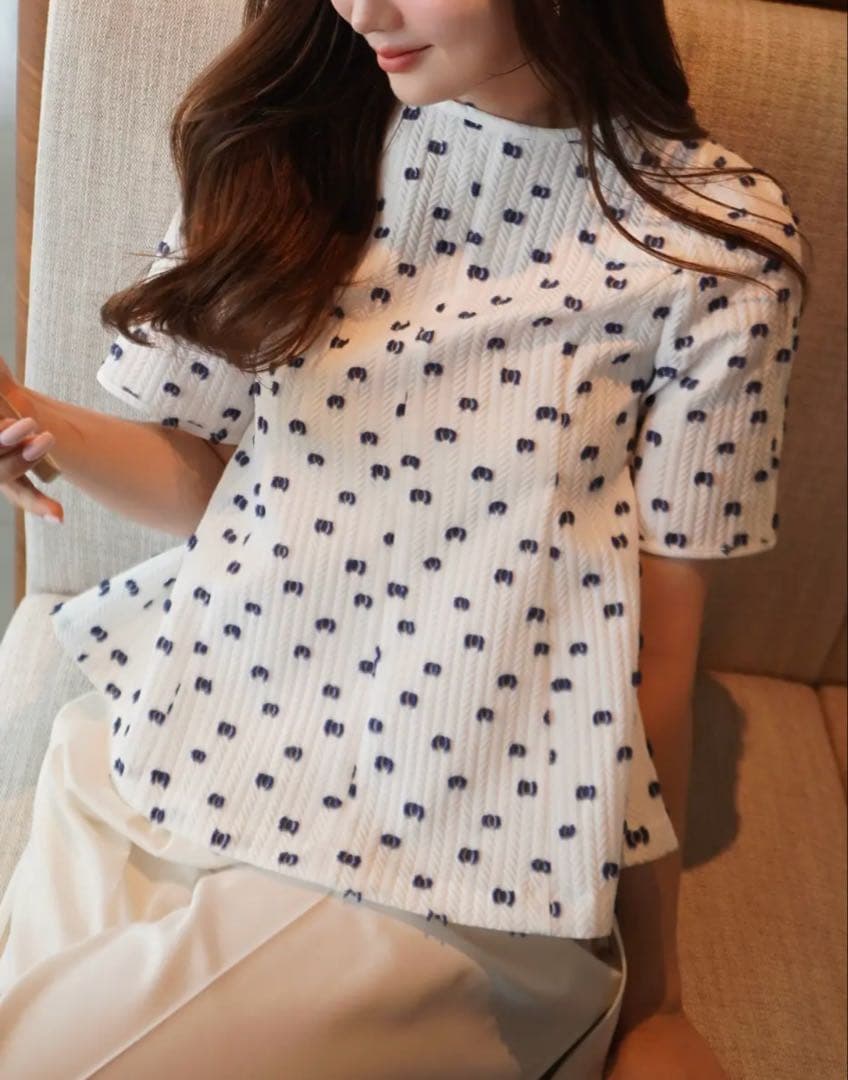 HYEON ホワイトドット柄ペプラムトップス