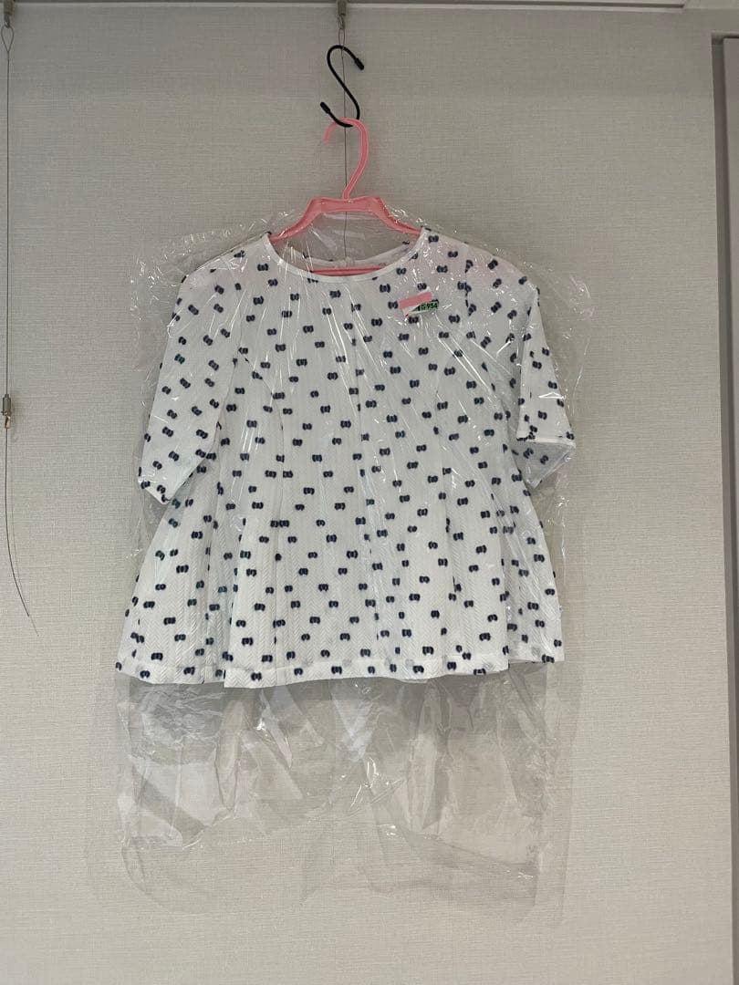 HYEON ホワイトドット柄ペプラムトップス