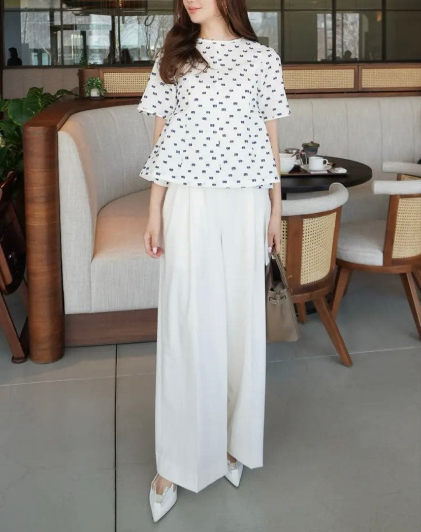 HYEON ホワイトドット柄ペプラムトップス