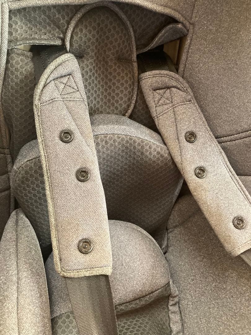 エールベベ　チャイルドシート　クルット4Oui2 グレー