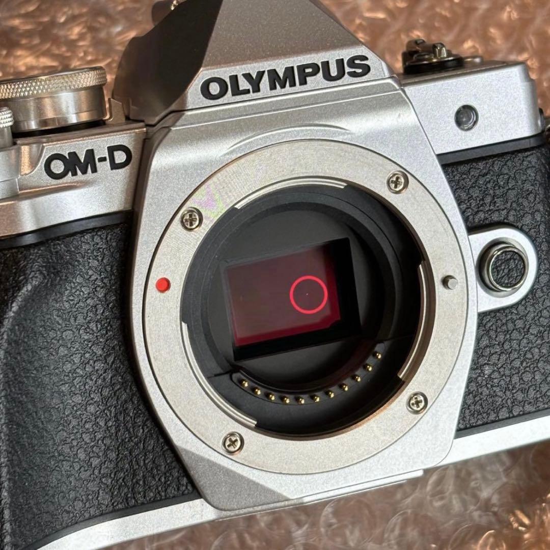 OM-D E-M10 Mark ||| EZ ダブルズームキット シルバー