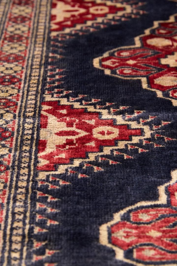 ヴィンテージラグ　トライバルラグ　パキスタン産（125×62cm）紺　赤　黒
