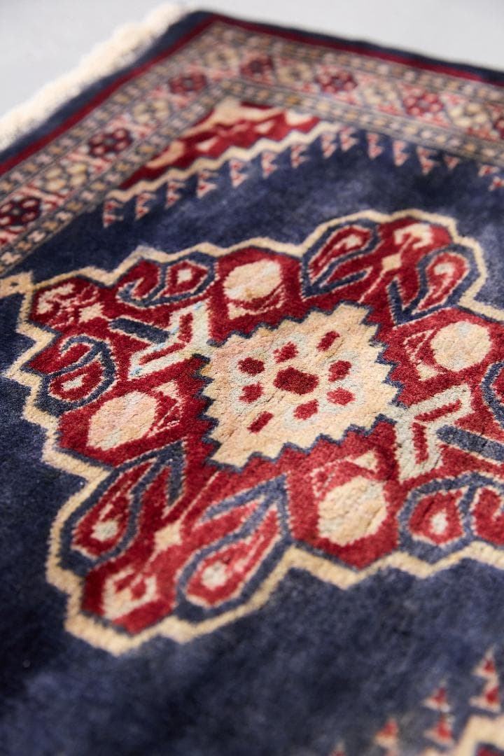 ヴィンテージラグ　トライバルラグ　パキスタン産（125×62cm）紺　赤　黒