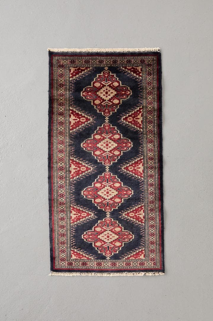 ヴィンテージラグ　トライバルラグ　パキスタン産（125×62cm）紺　赤　黒