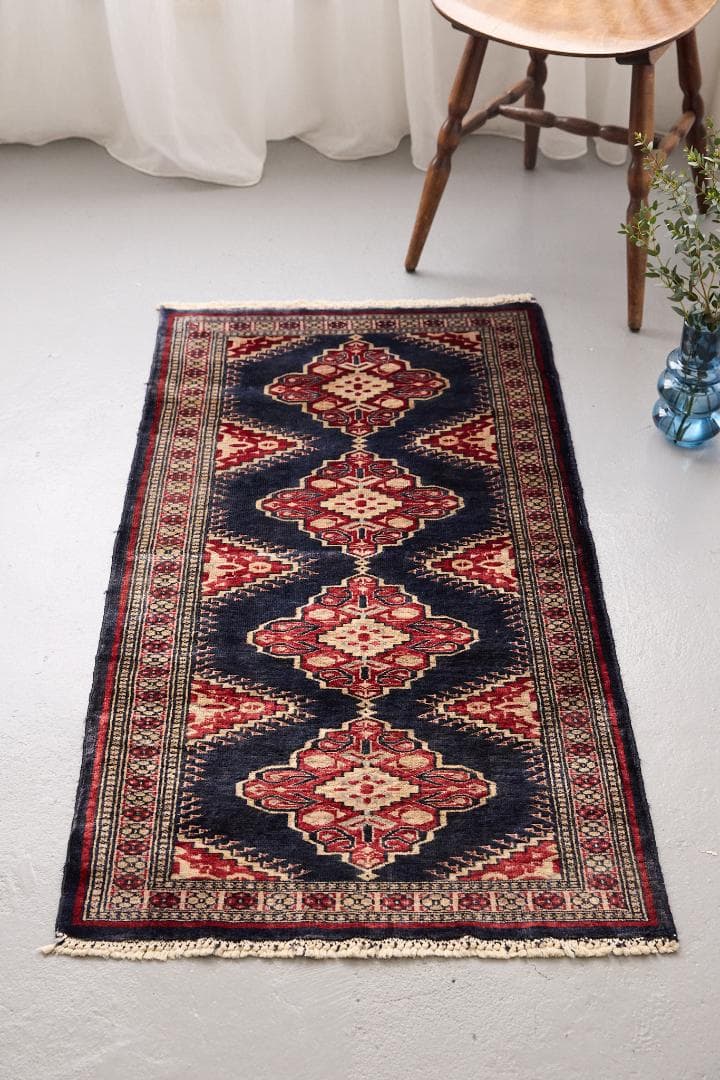 ヴィンテージラグ　トライバルラグ　パキスタン産（125×62cm）紺　赤　黒