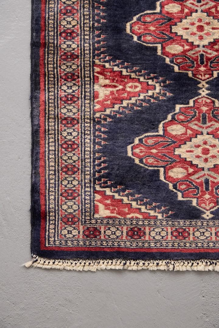 ヴィンテージラグ　トライバルラグ　パキスタン産（125×62cm）紺　赤　黒