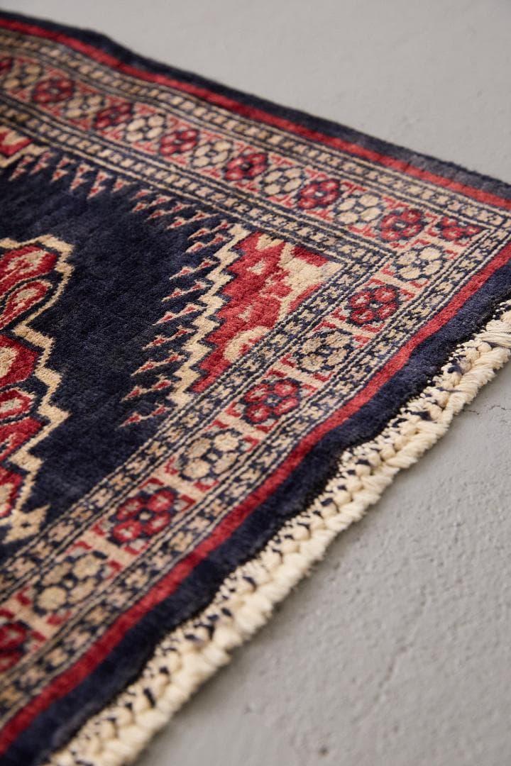 ヴィンテージラグ　トライバルラグ　パキスタン産（125×62cm）紺　赤　黒