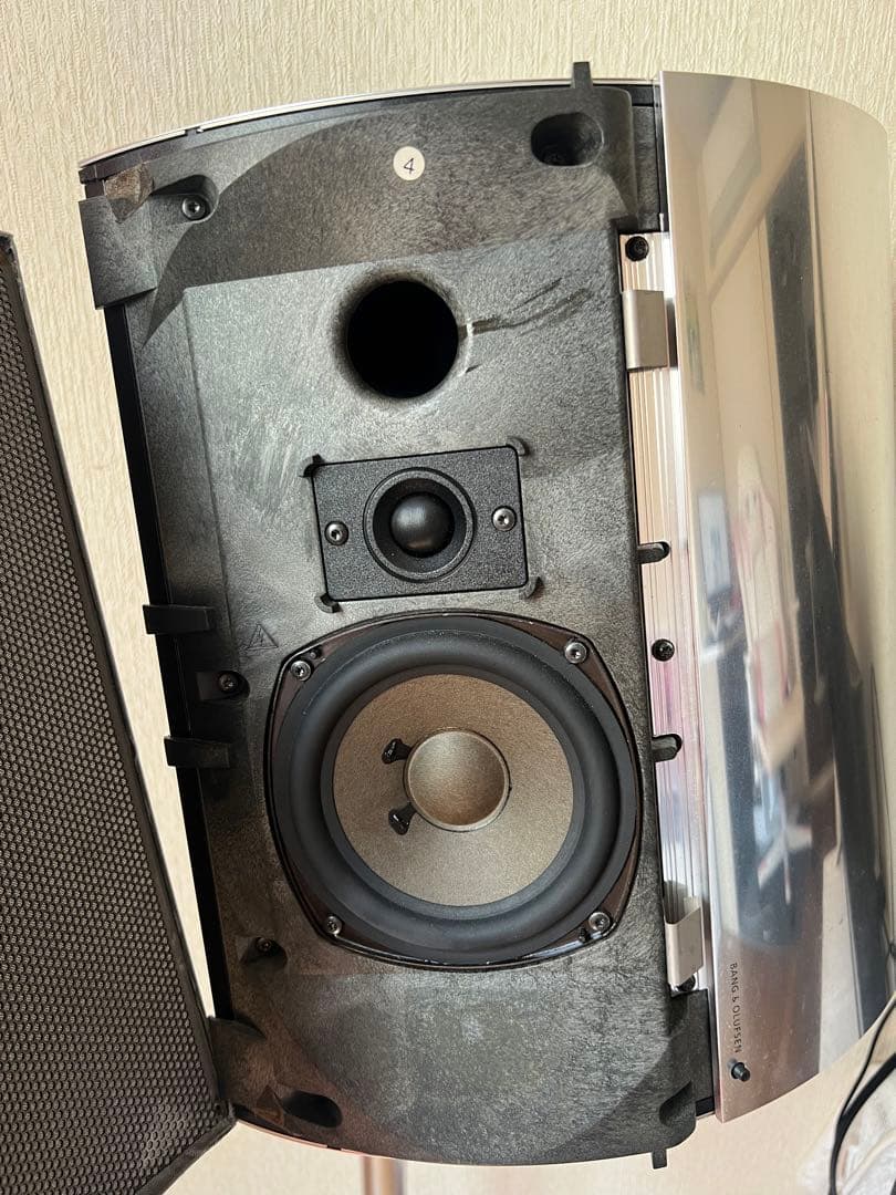 BeoLab 4000スピーカー（スタンド付き）