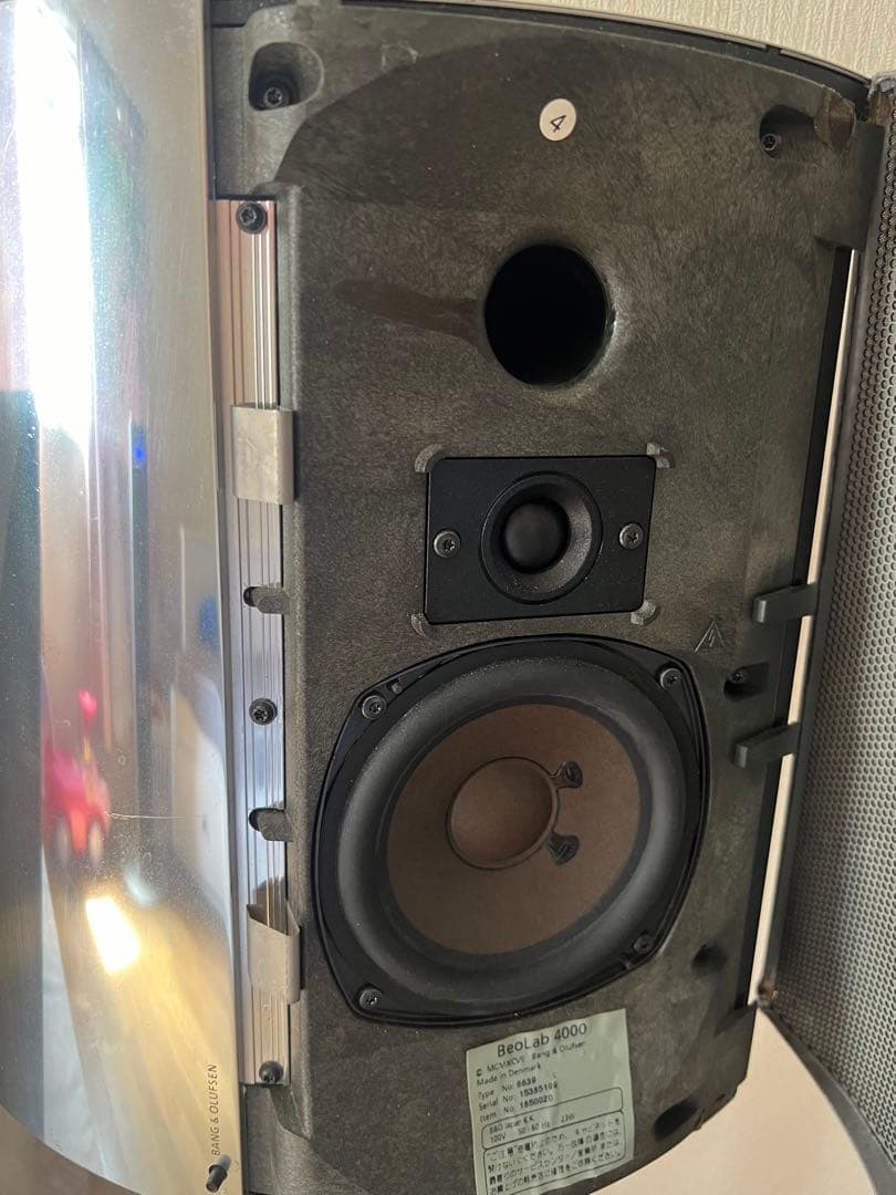 BeoLab 4000スピーカー（スタンド付き）