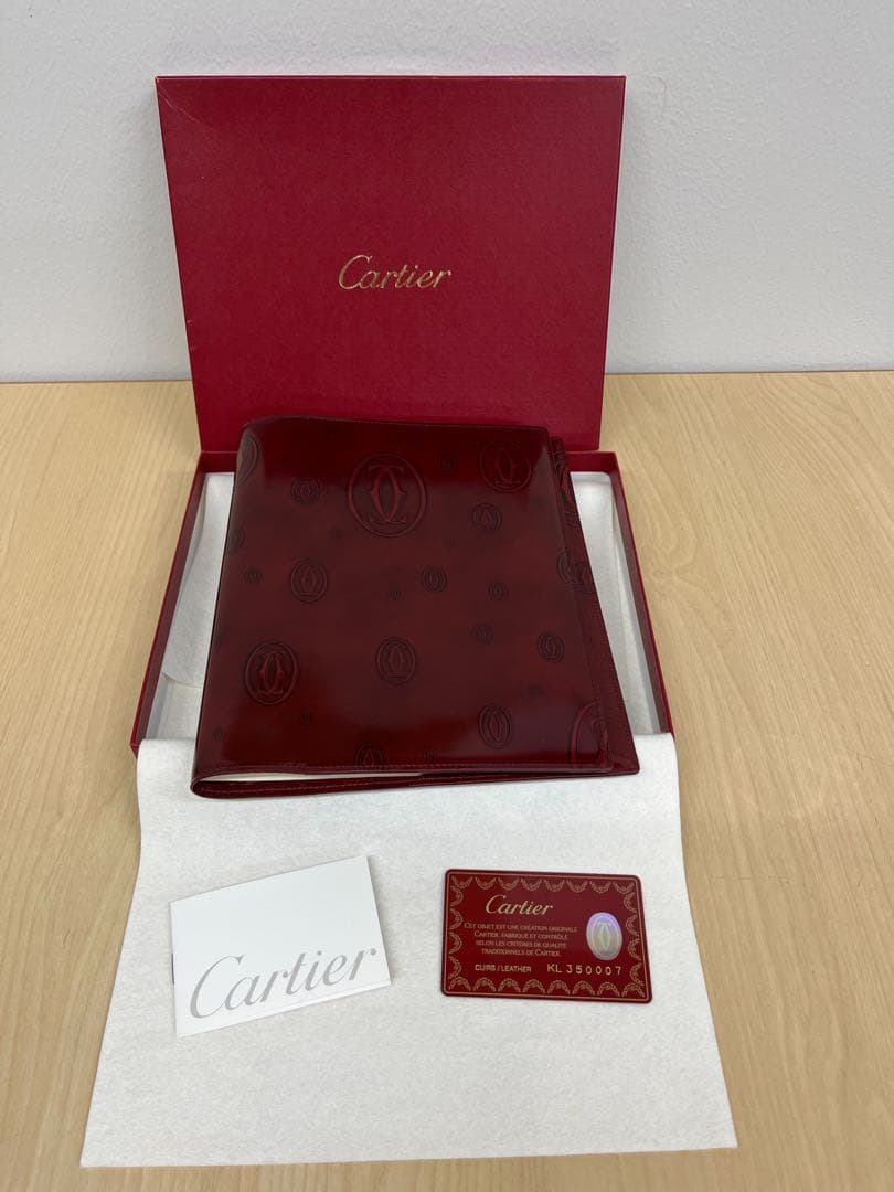 カルティエハッピーバースデーコレクションのレザーカバー限定ノートです。