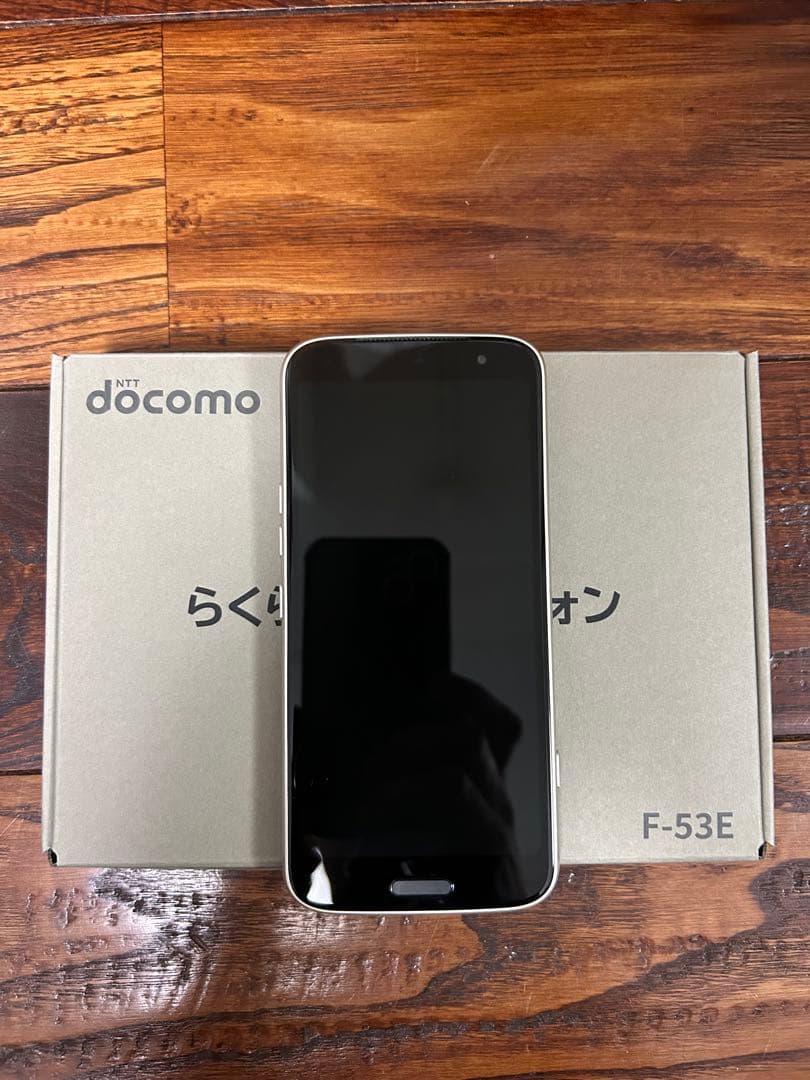 新品未使用　docomo らくらくスマートフォン F-53E 本体