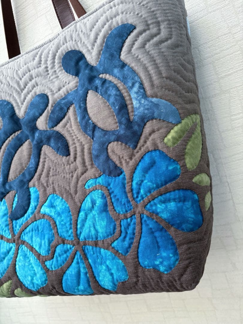 ハワイアンキルトトートバッグ　　　　　　　　プルメリア&ホヌ　　A4横◎