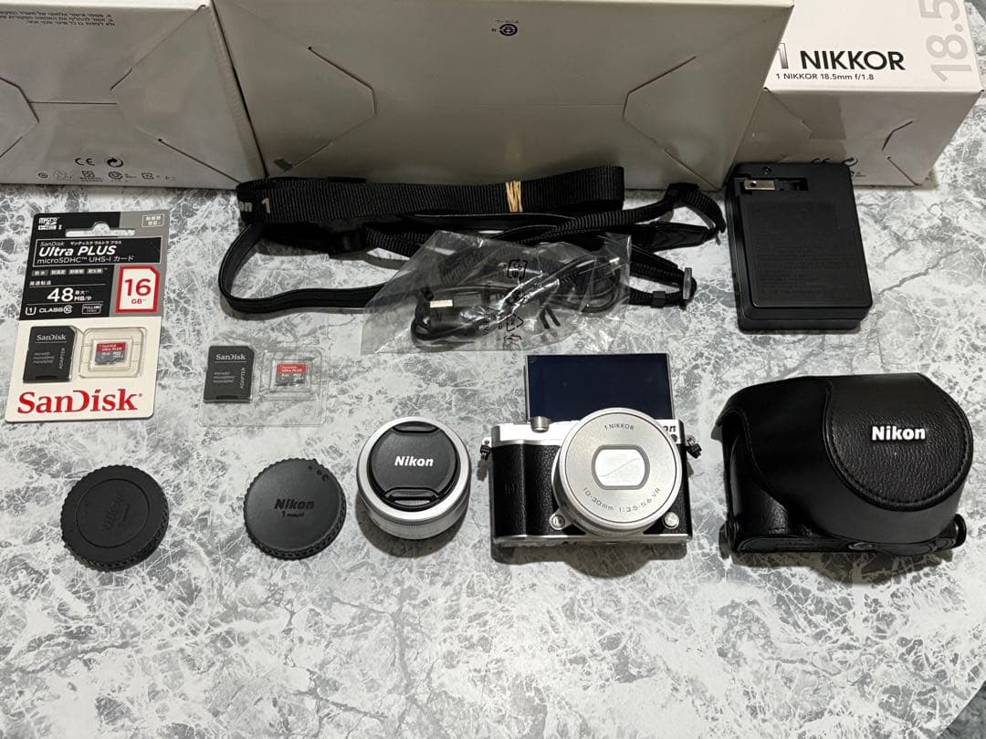 『k』Nikon 1 J5 ミラーレス一眼　ズーム&ダブルレンズキット