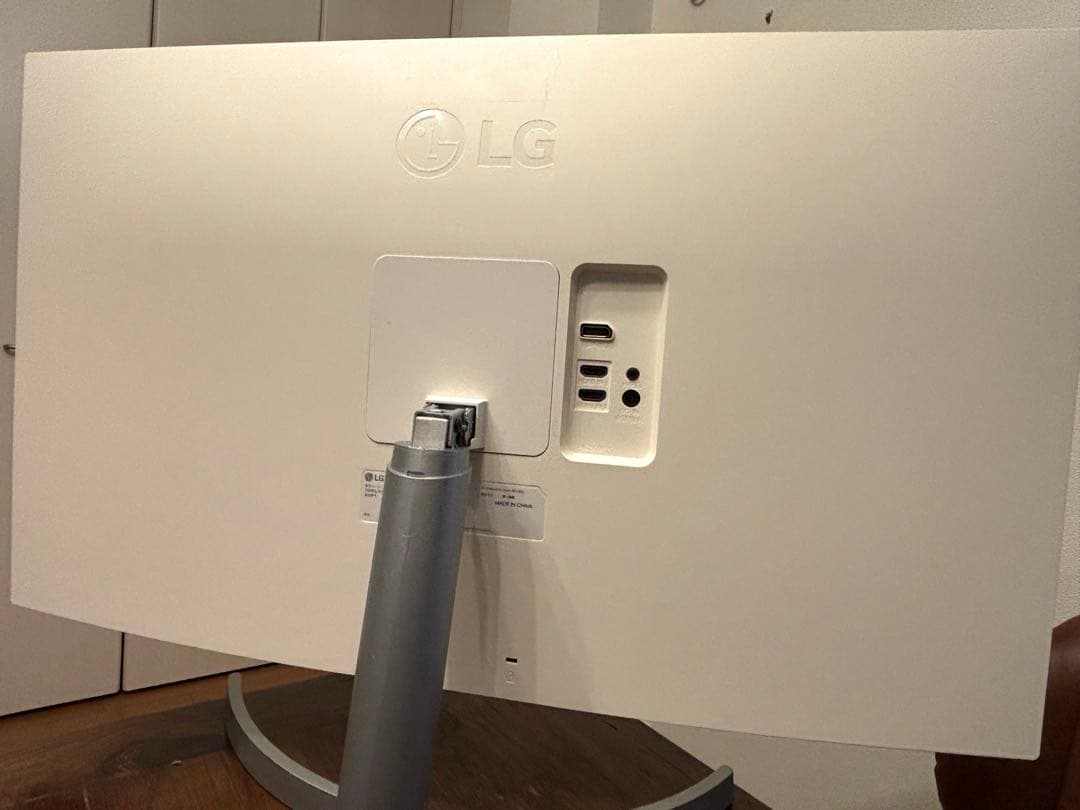 LG 32UN500-W 31.5インチ 4Kモニター（美品・VESA使用のみ）