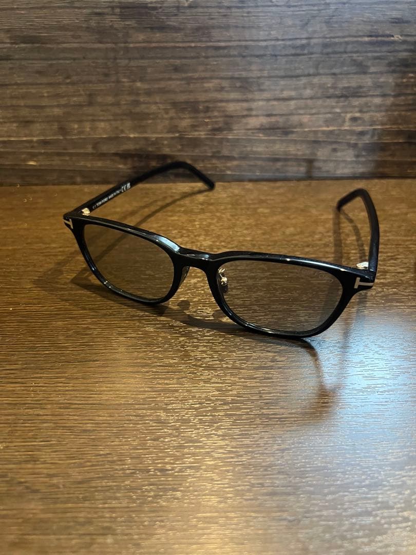 TOM FORD サングラス FT1040-D ウェリントン型