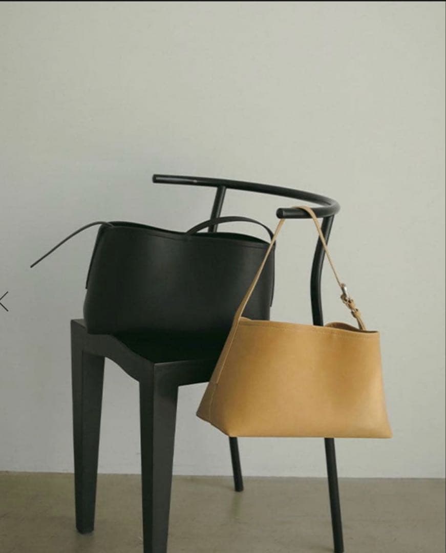 エトレトウキョウ　ナローショルダーランドスケープレザーバッグ ［ブラック］