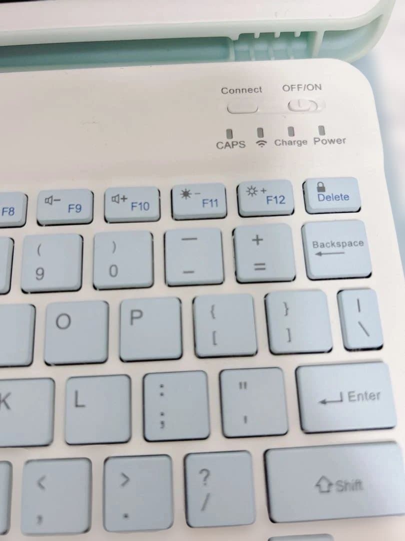 【中古品】Apple iPad 第7世代　カバーキーボード付