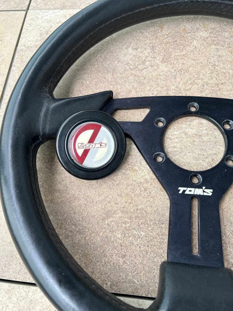 TOMS スポーツステアリング 32Φ 3スポーク センターパット付き