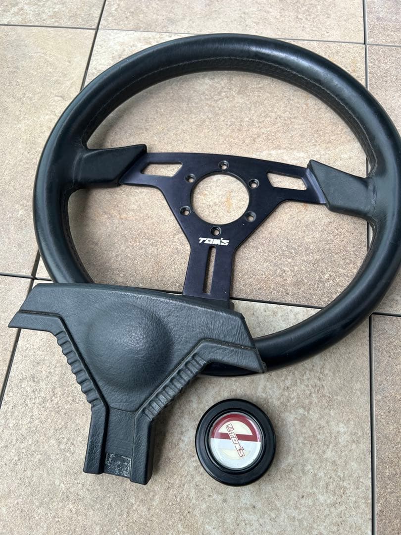 TOMS スポーツステアリング 32Φ 3スポーク センターパット付き