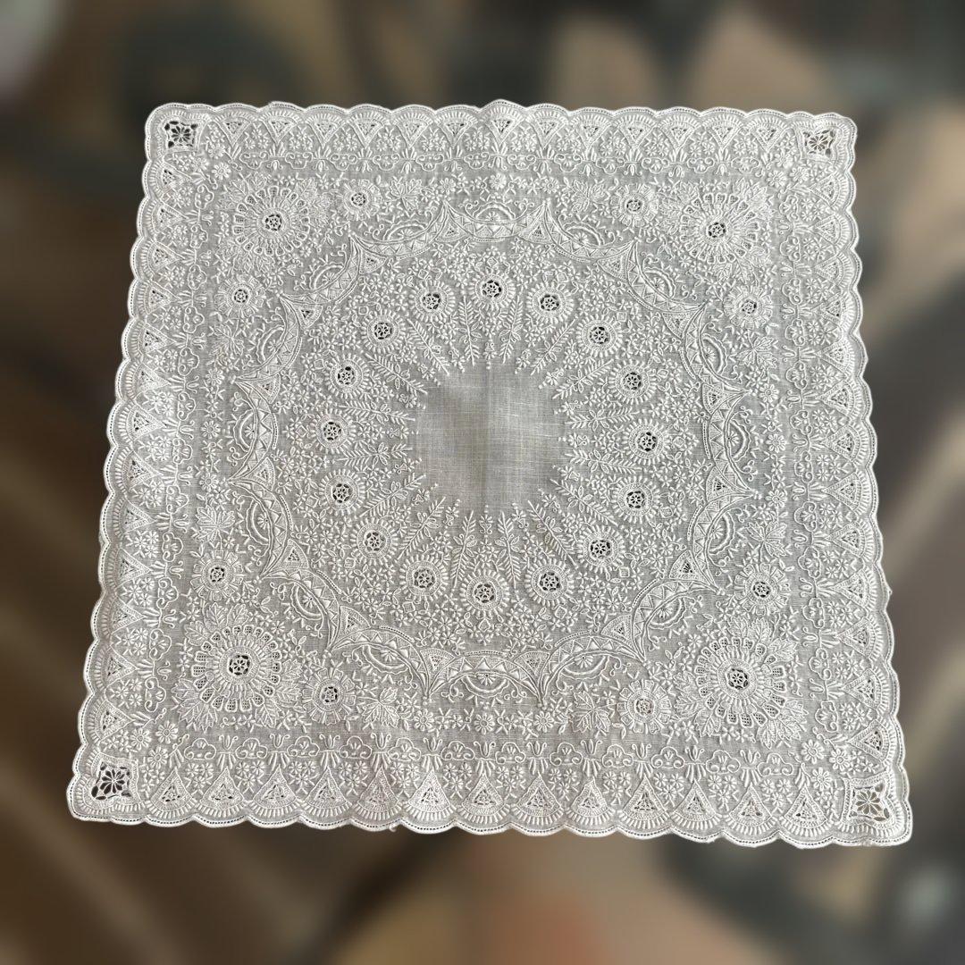 スワトウ　白のハンカチ　刺繍が美しい　中国汕頭　アンティーク