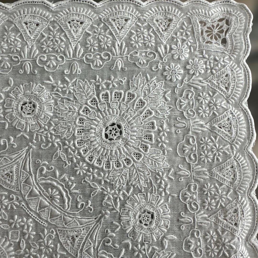 スワトウ　白のハンカチ　刺繍が美しい　中国汕頭　アンティーク