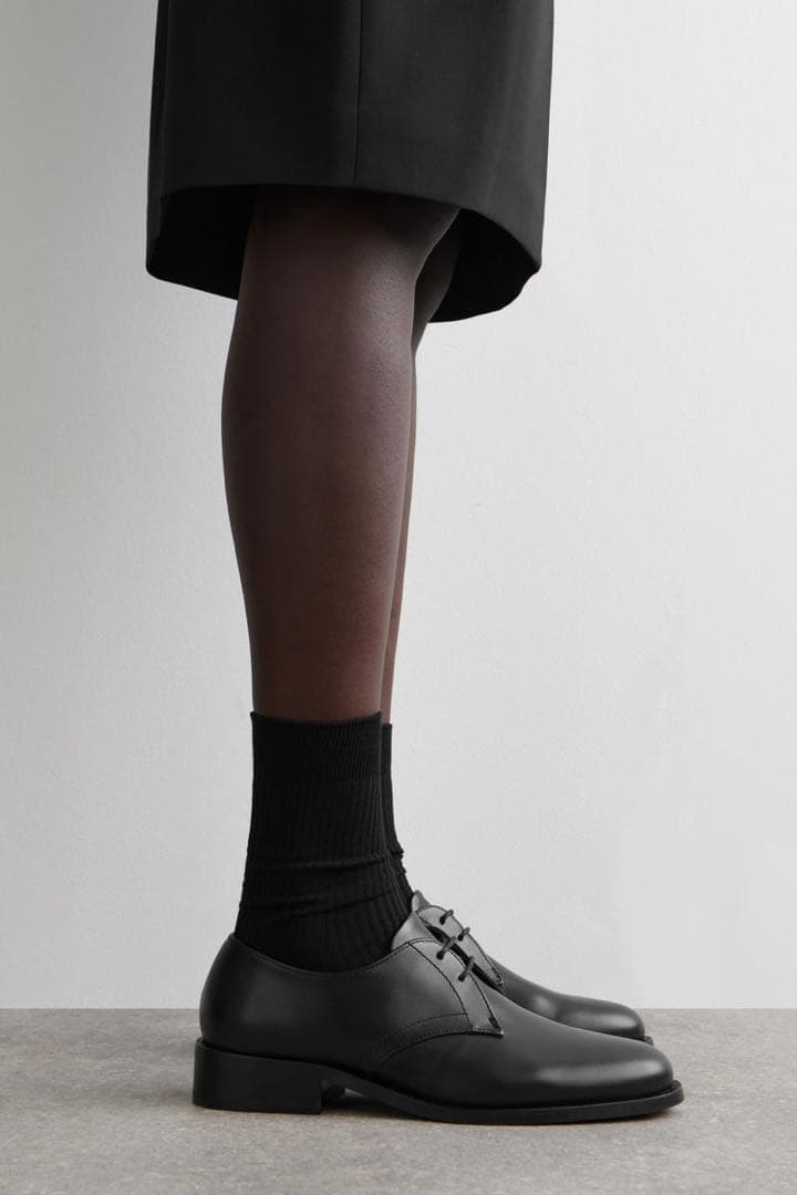 COS コス　レザーダービーシューズ　黒のレースアップレザーシューズ