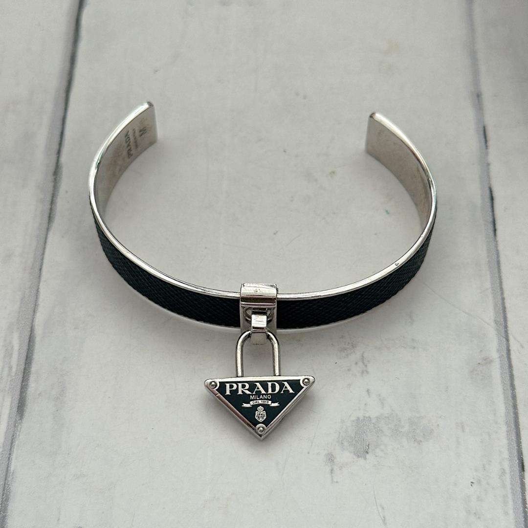 PRADA プラダ ブレスレット バングル 三角ロゴ ブラック M サフィアーノ