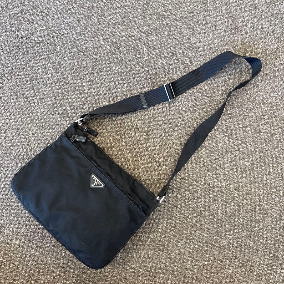 プラダ　ナイロン　ショルダーバッグ