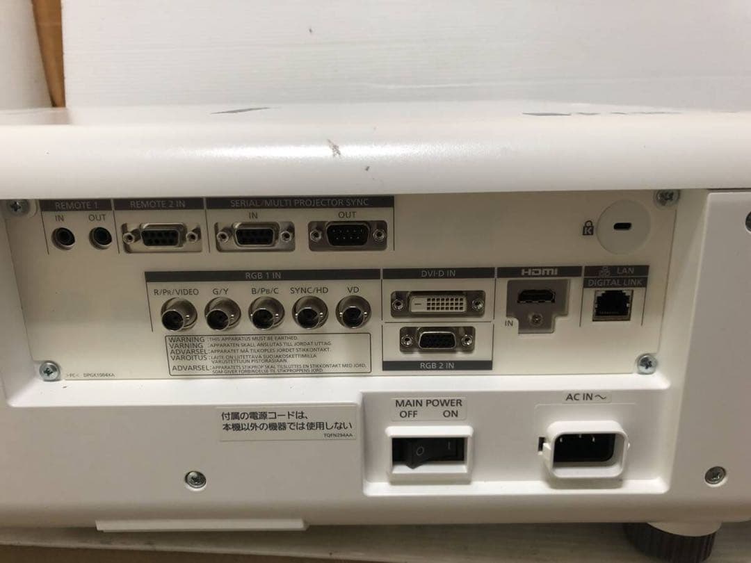 PANASONIC レーザープロジェクター　PT-RW620JW ★6200lm