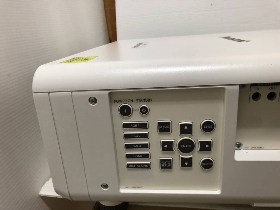 PANASONIC レーザープロジェクター　PT-RW620JW ★6200lm