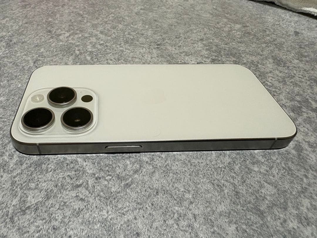 iPhone15Pro 256GB ホワイトチタニウム　超美品