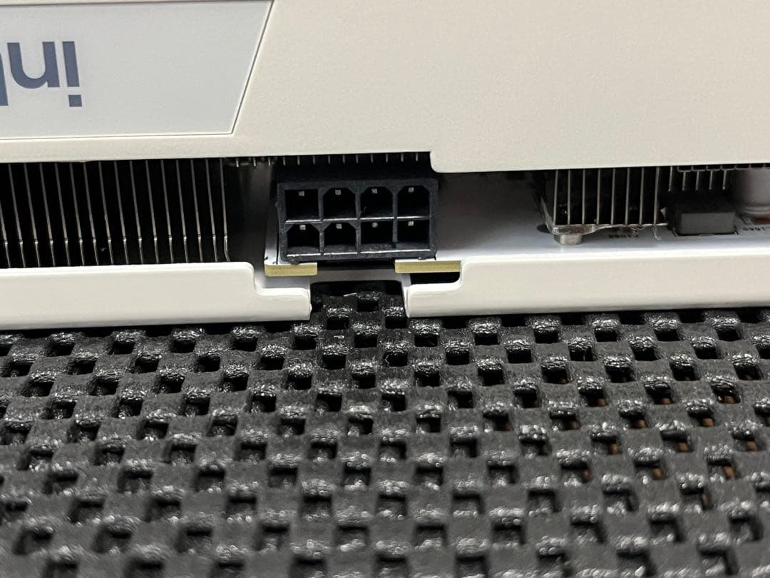 グラフィックボード・グラボ・ビデオカード intel arc sparkle B570 white