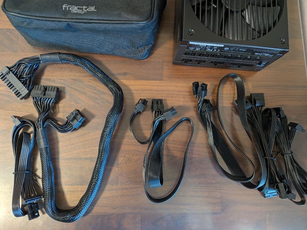 Fractal ION+ 560P 電源ユニット