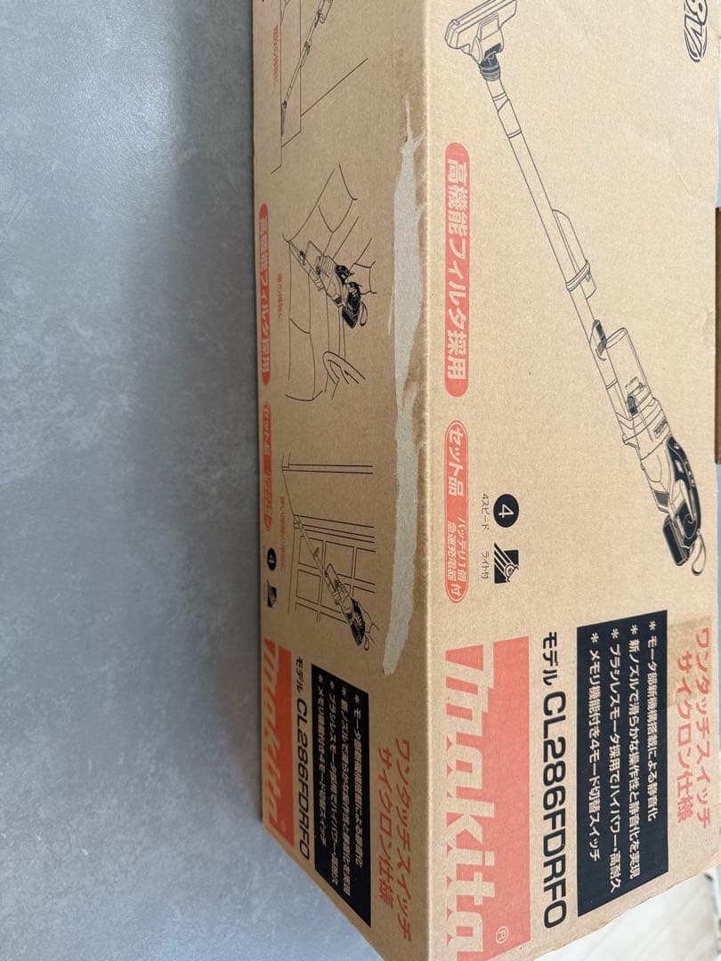 未使用品　makita 充電式クリーナー CL286FDRFO 箱傷み有
