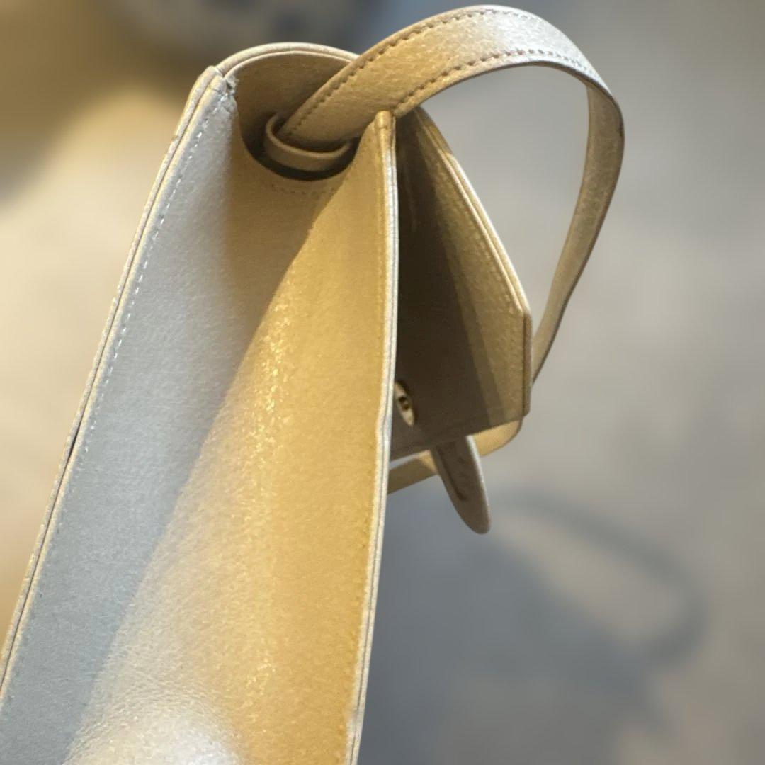 バレンチノ　ヘビ革 クラッチバッグ ホワイト/ゴールド