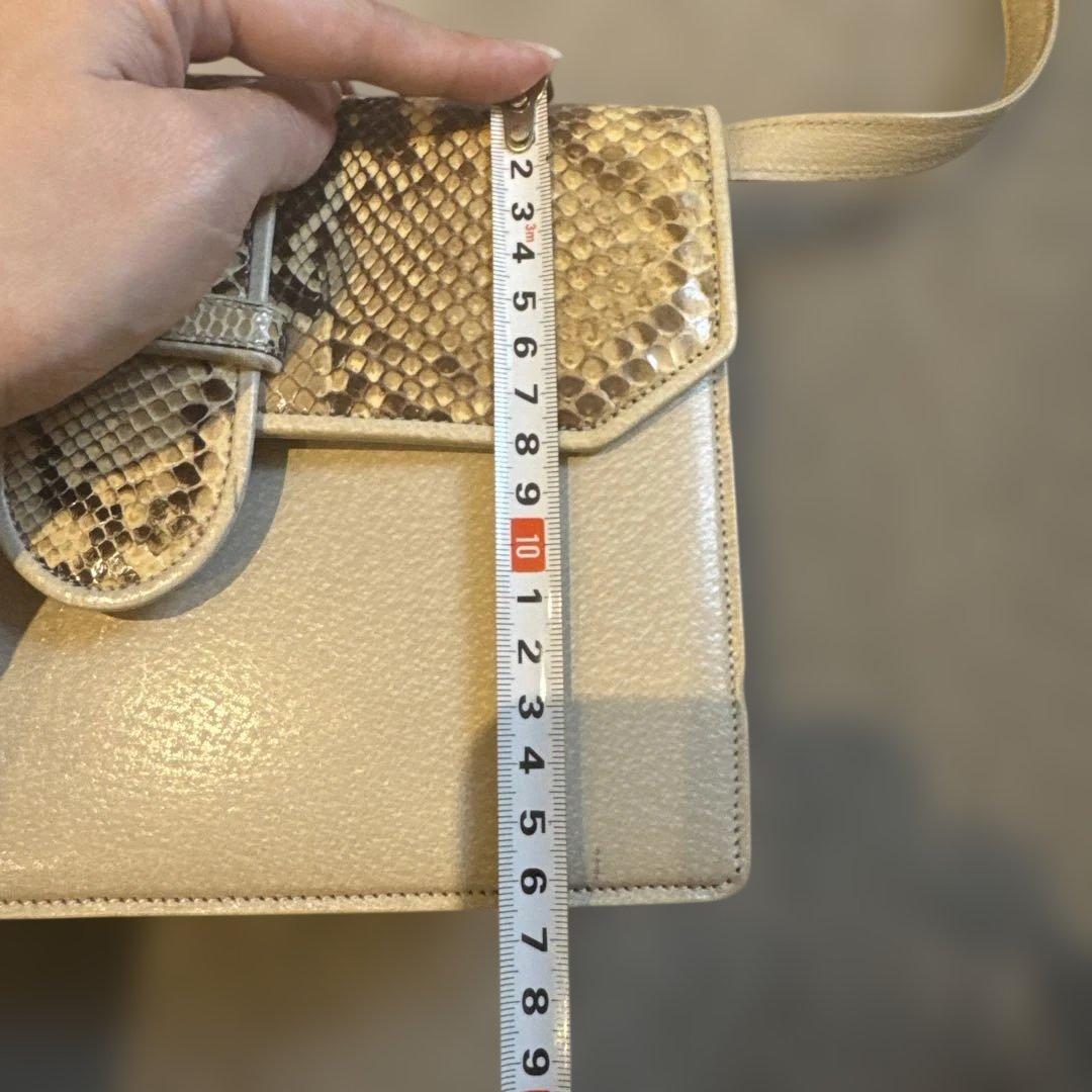 バレンチノ　ヘビ革 クラッチバッグ ホワイト/ゴールド