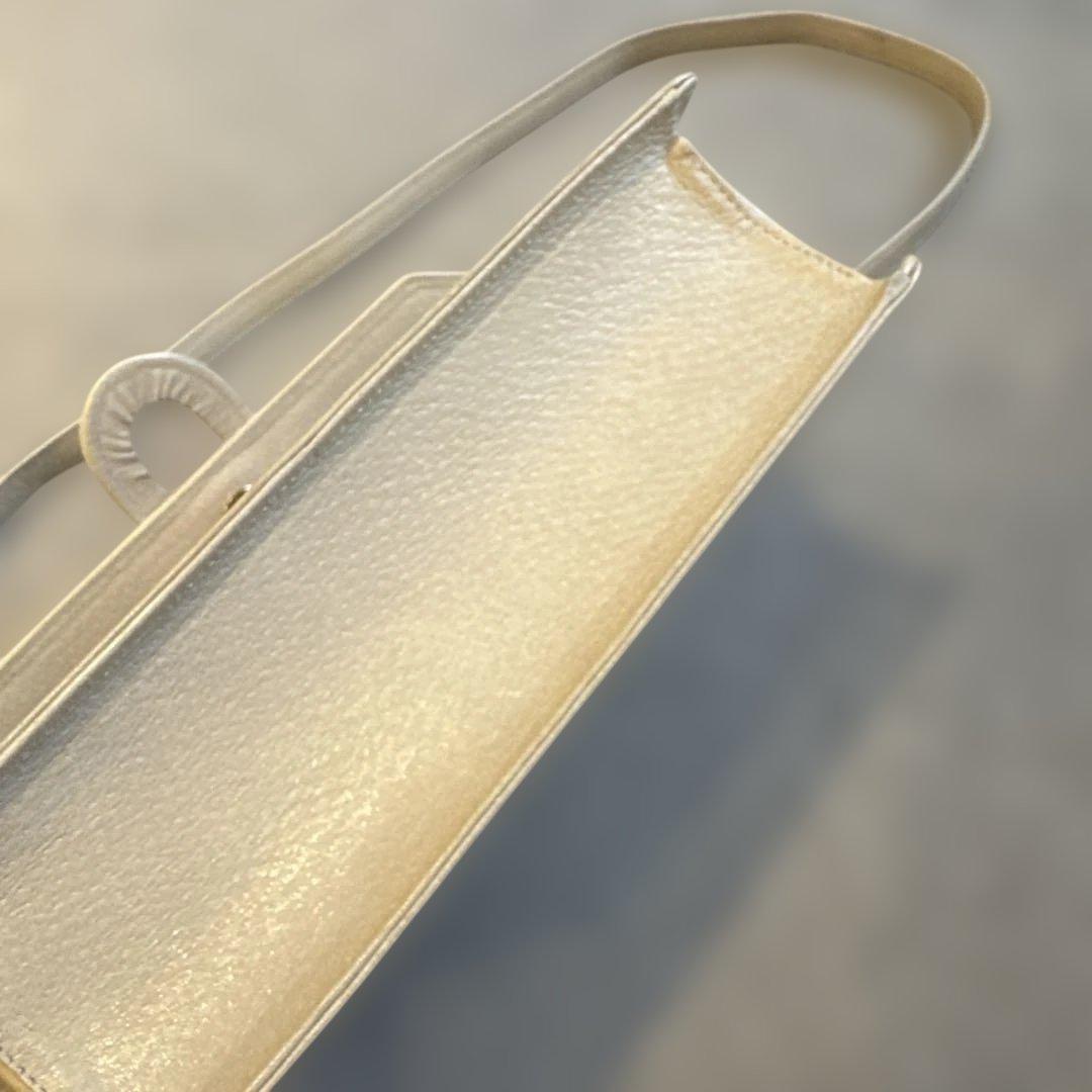 バレンチノ　ヘビ革 クラッチバッグ ホワイト/ゴールド