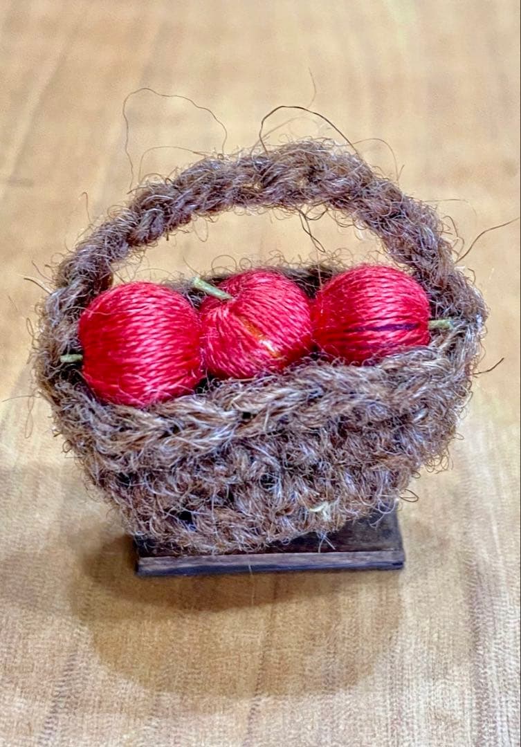 moriのえほん様　りんごを持った紫マントの茶色うさぎ　ミニチュアぬいぐるみ