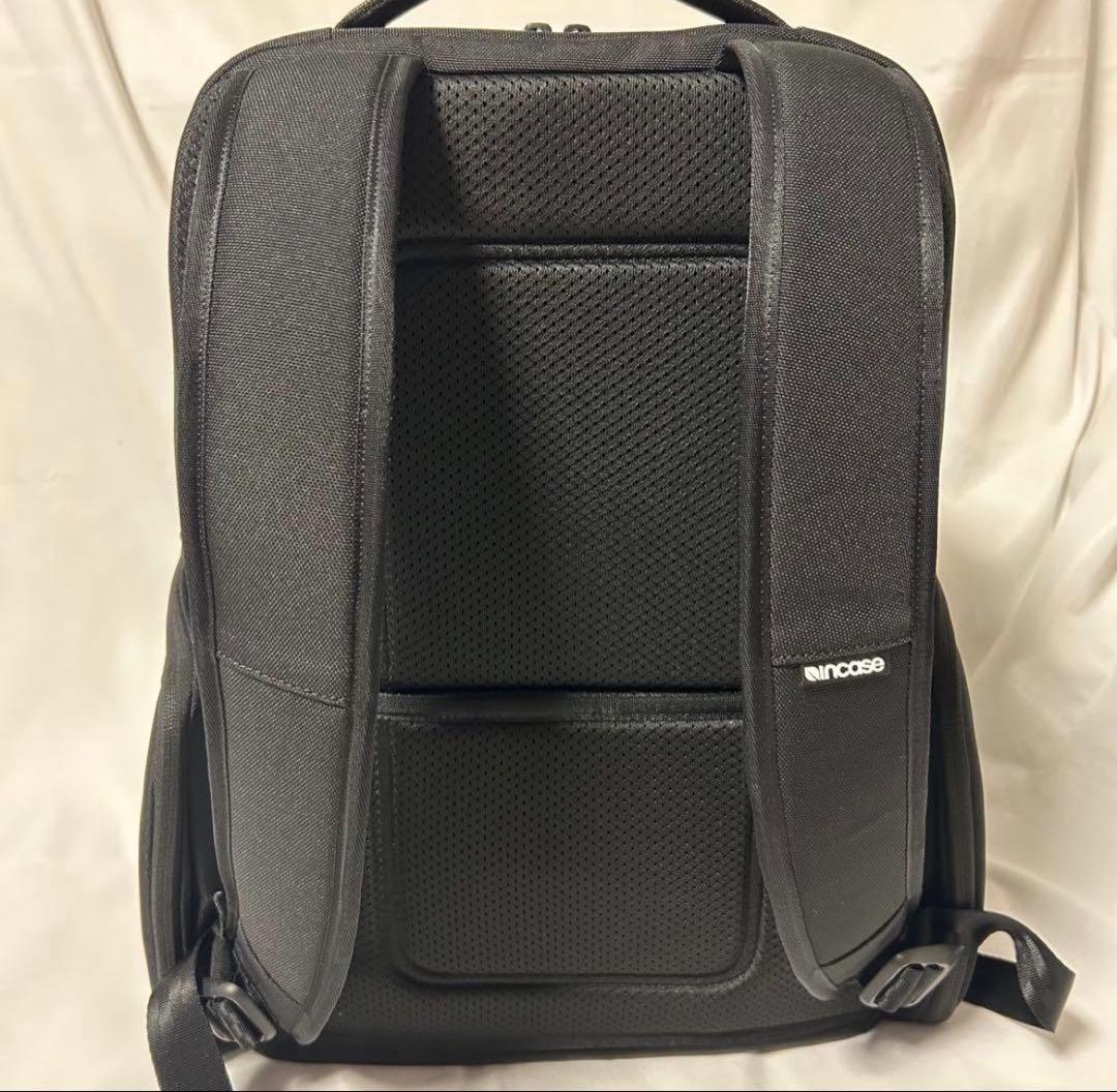 【美品】Incase インケース ARC Daypack ブラック リュック